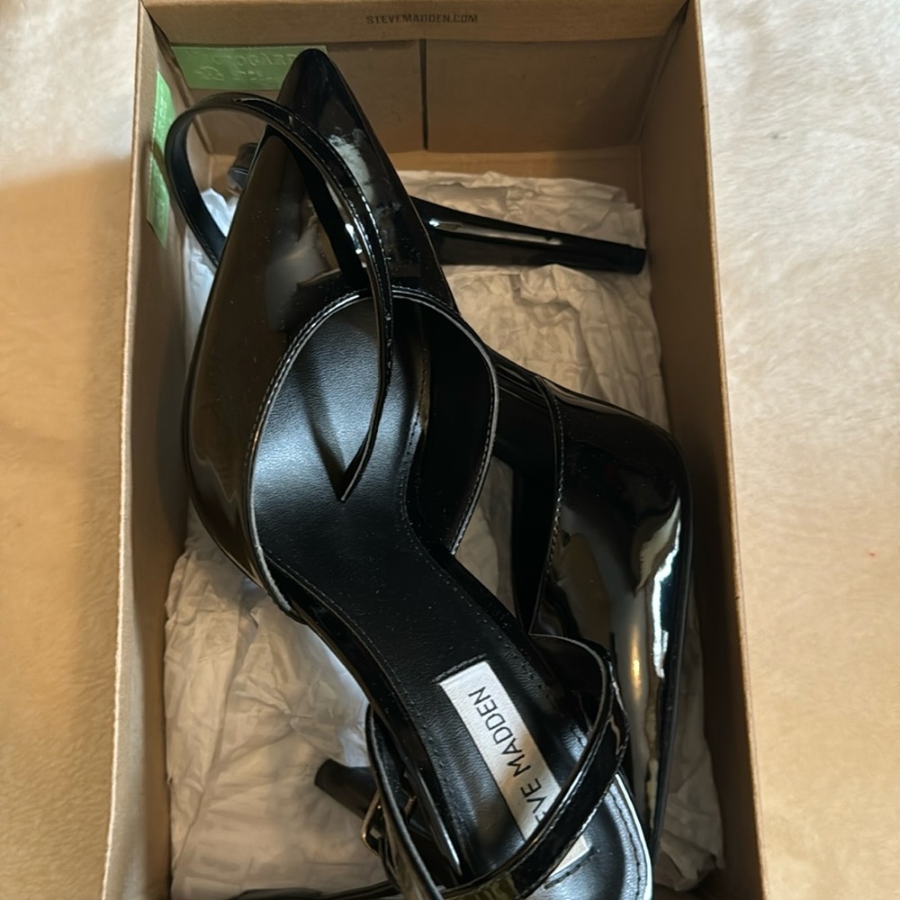 Never worn Steve Madden black patent shoes